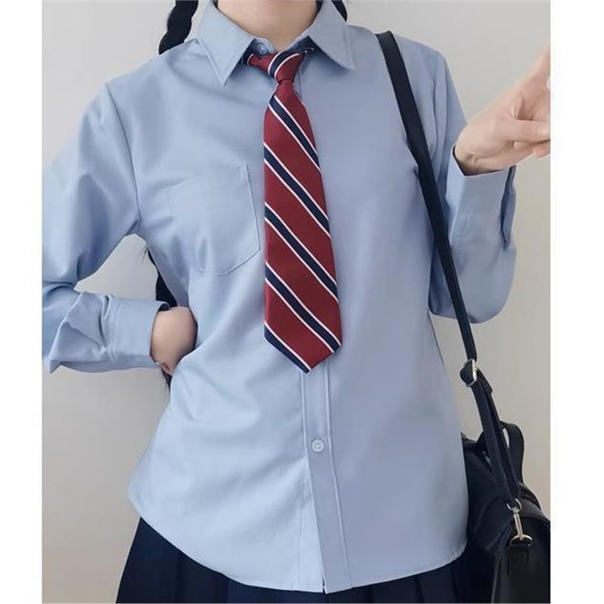 Синяя jk рубашка с длинными рукавами на улице