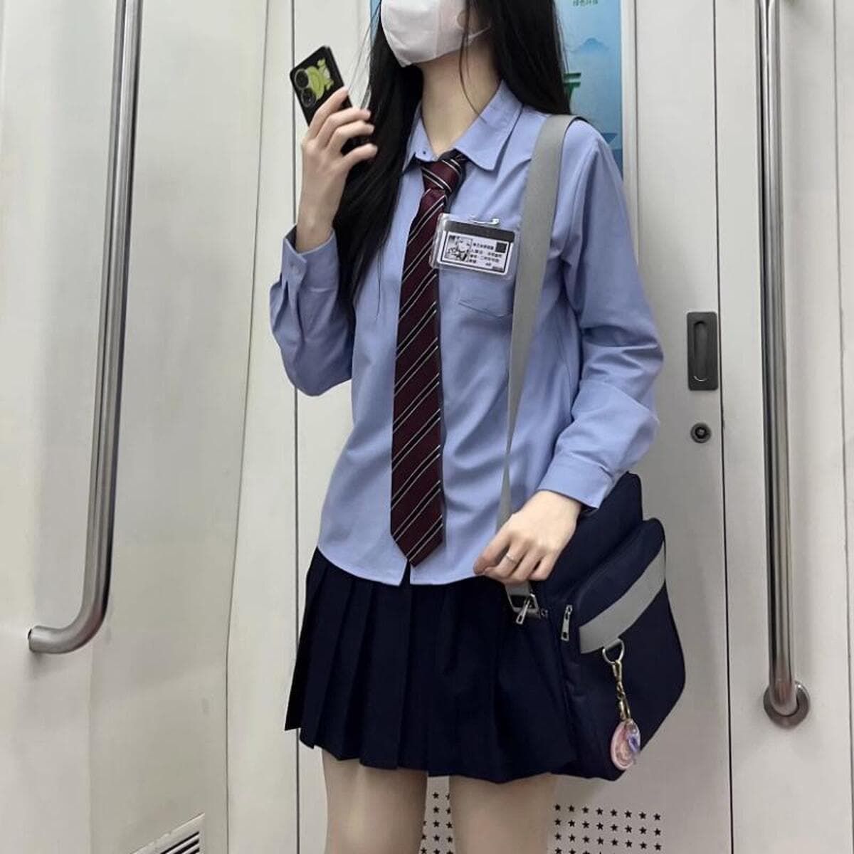 Синяя jk рубашка с длинными рукавами на улице