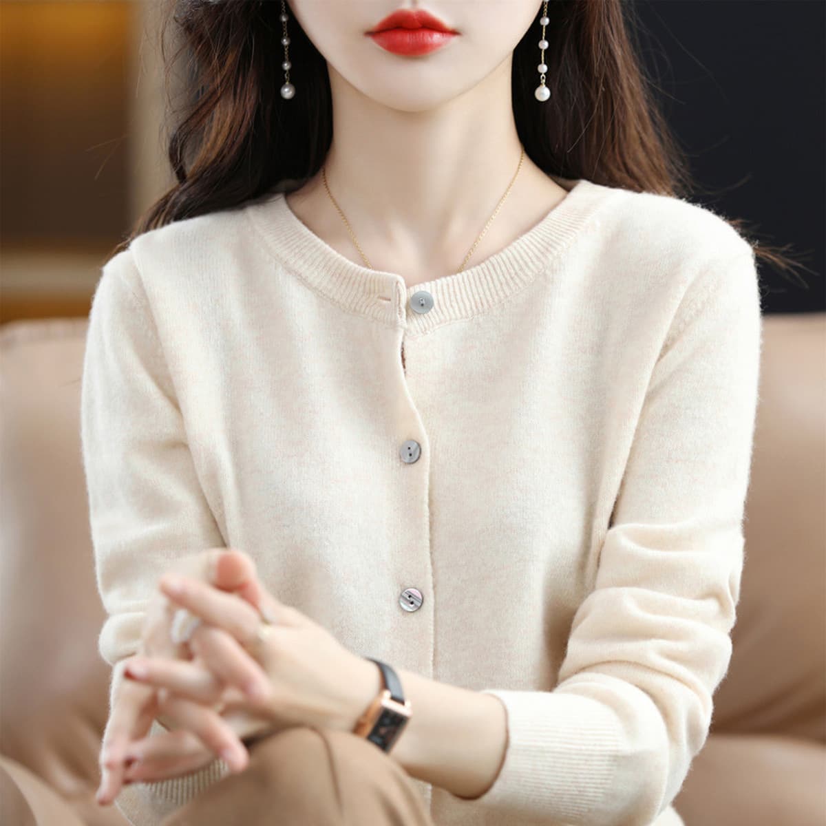 2025 новый трикотажный кардиган ранней весной свитер с круглым вырезом женский длинный рукав сплошной цвет дикие пальто для...