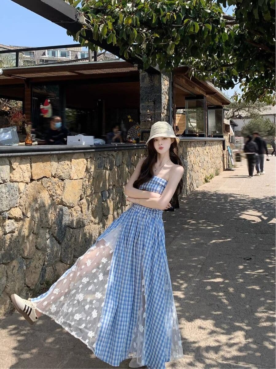 Сине-белое клетчатое кружевное платье-подтяжка женское весеннее 2025 новое талия