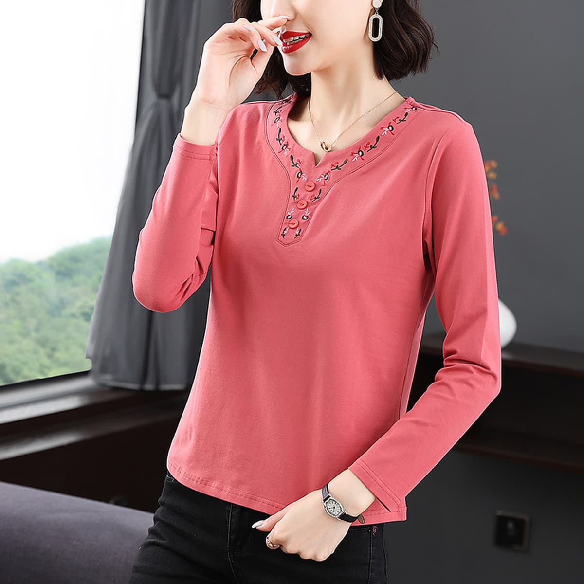 Весенняя одежда для женщин среднего и старшего возраста 2025: новые вышитые топы из чистого хлопка, оптовая продажа женской...