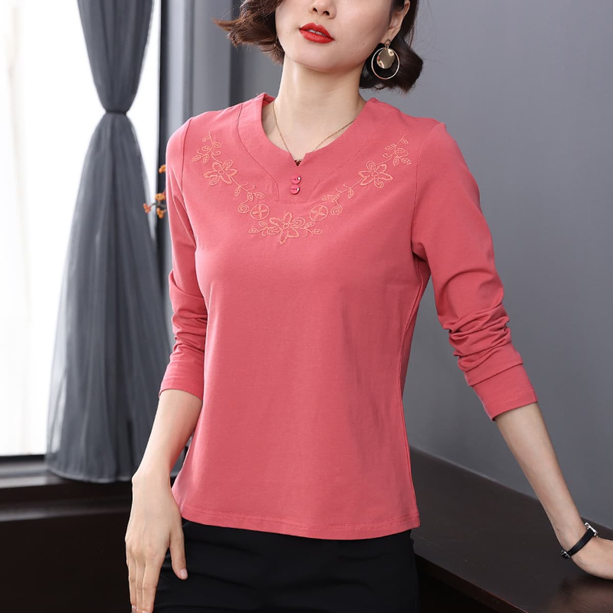 Весенняя одежда для женщин среднего и старшего возраста 2025: новые вышитые топы из чистого хлопка, оптовая продажа женской...
