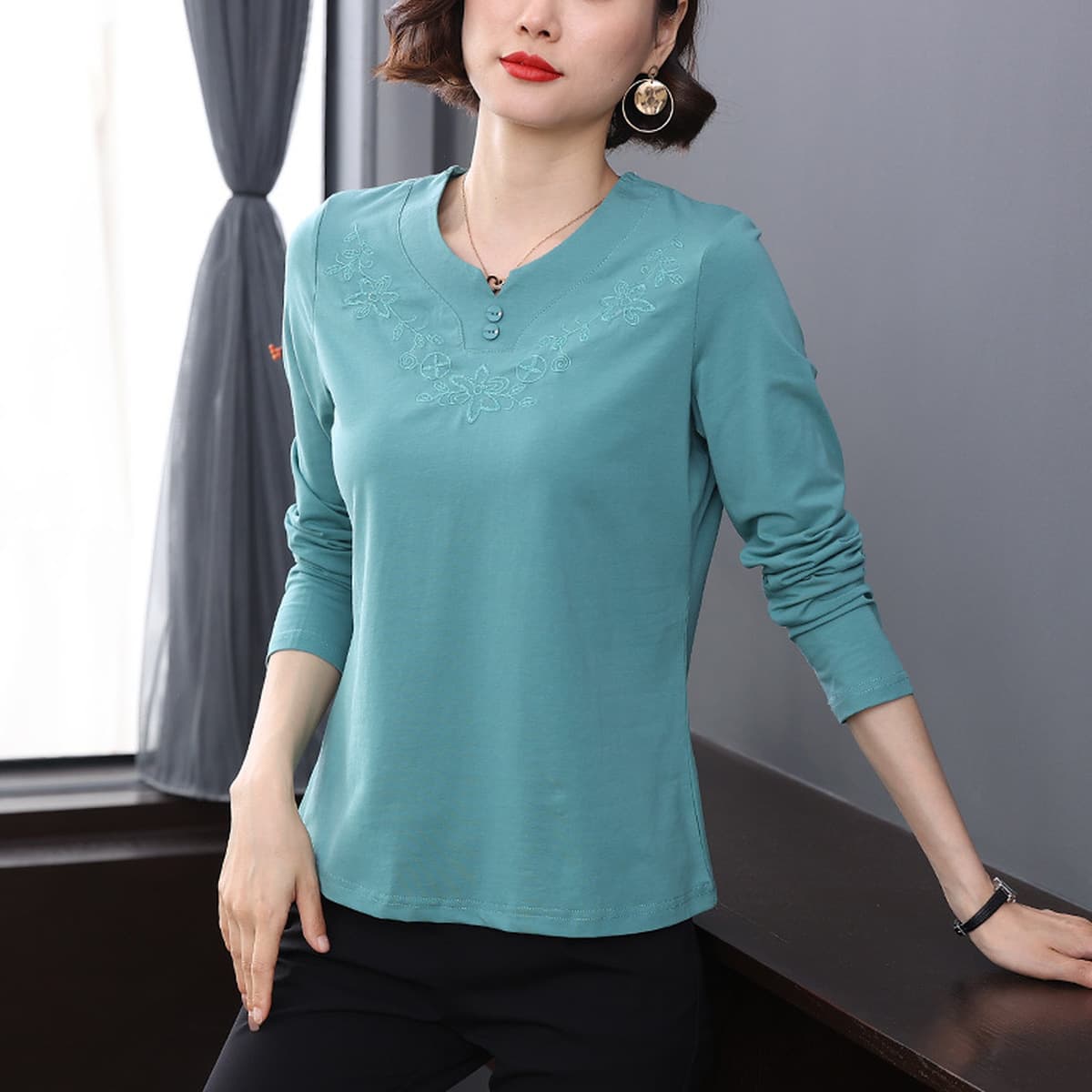 Весенняя одежда для женщин среднего и старшего возраста 2025: новые вышитые топы из чистого хлопка, оптовая продажа женской...
