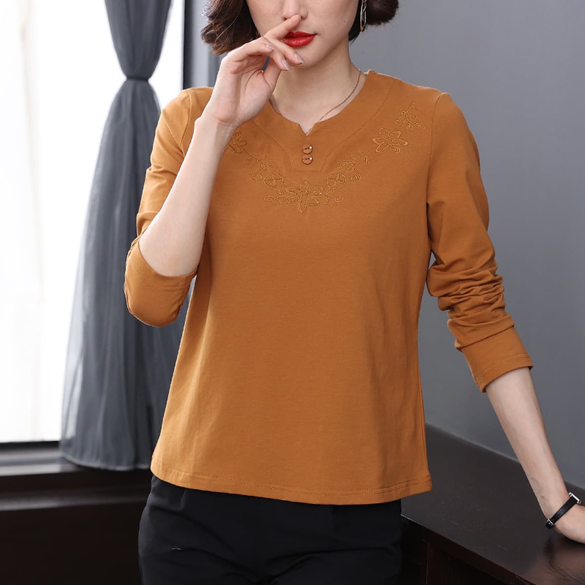 Весенняя одежда для женщин среднего и старшего возраста 2025: новые вышитые топы из чистого хлопка, оптовая продажа женской...
