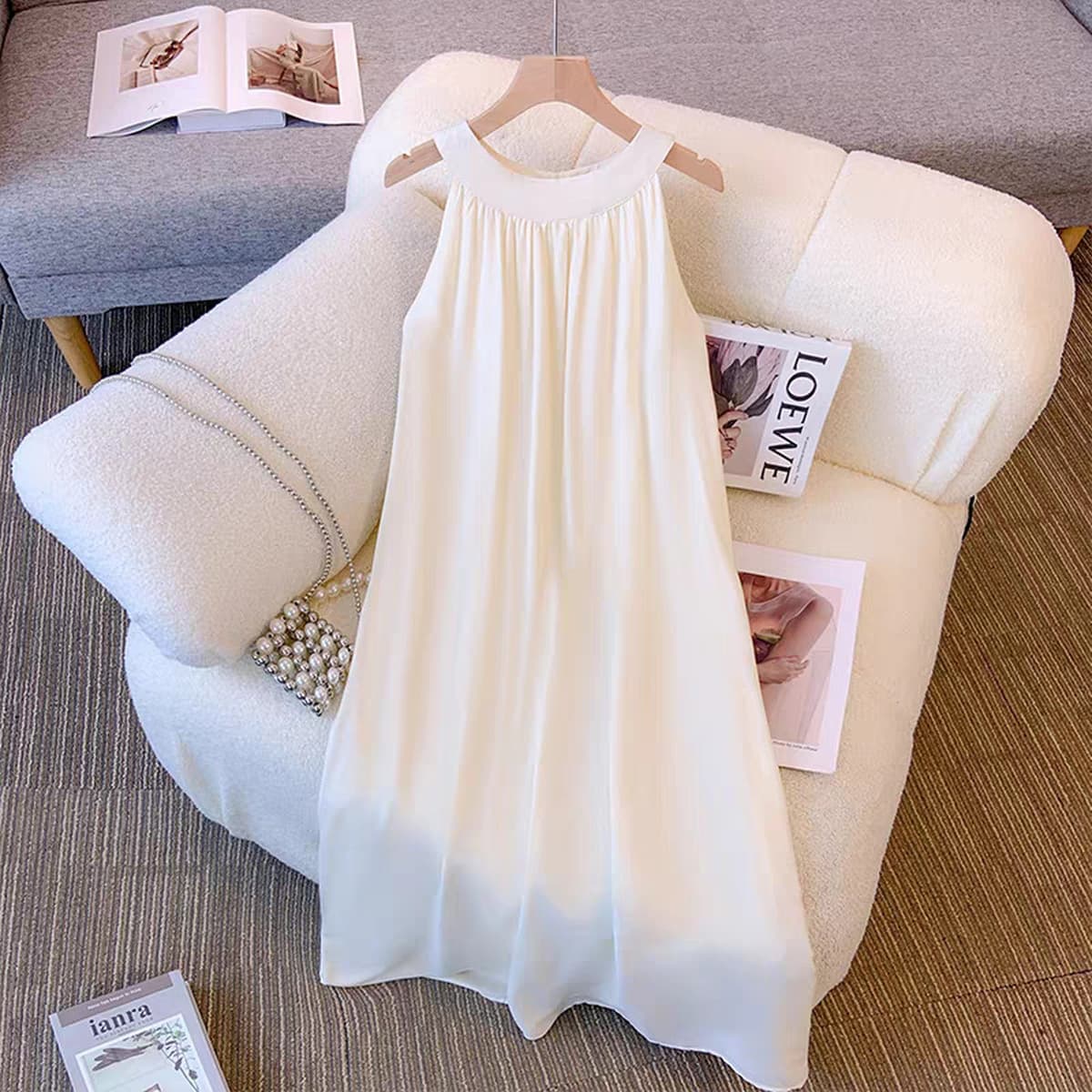 Платье без рукавов на шею