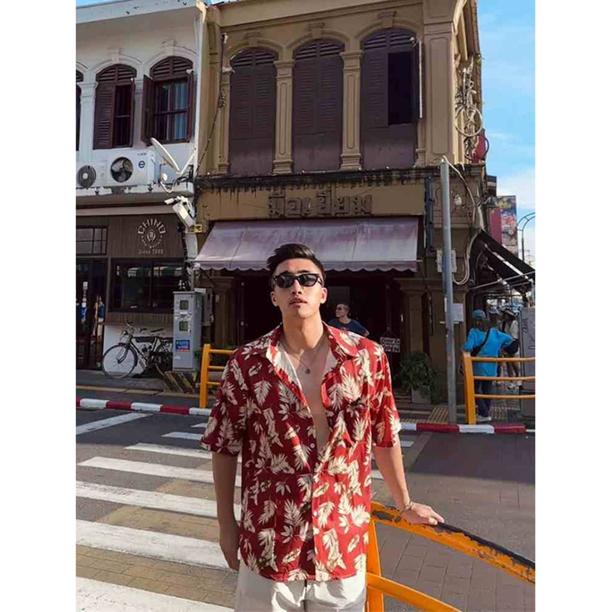 Гавайская цветочная рубашка мужская с короткими рукавами ледяной шелк прилив пляжная рубашка летняя тонкая свободная куртка...