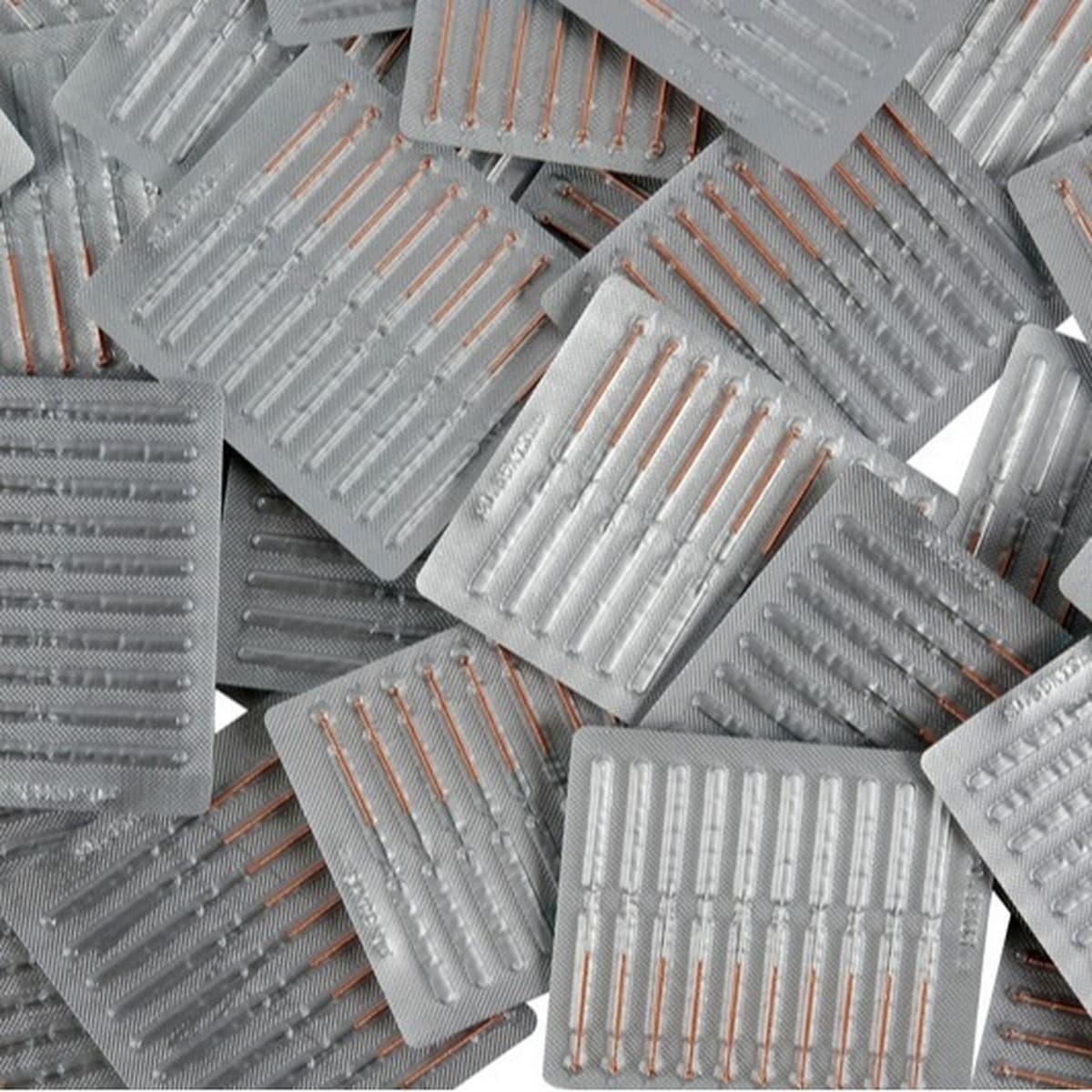 Немецкая маленькая белая игла и пятнистая ручка