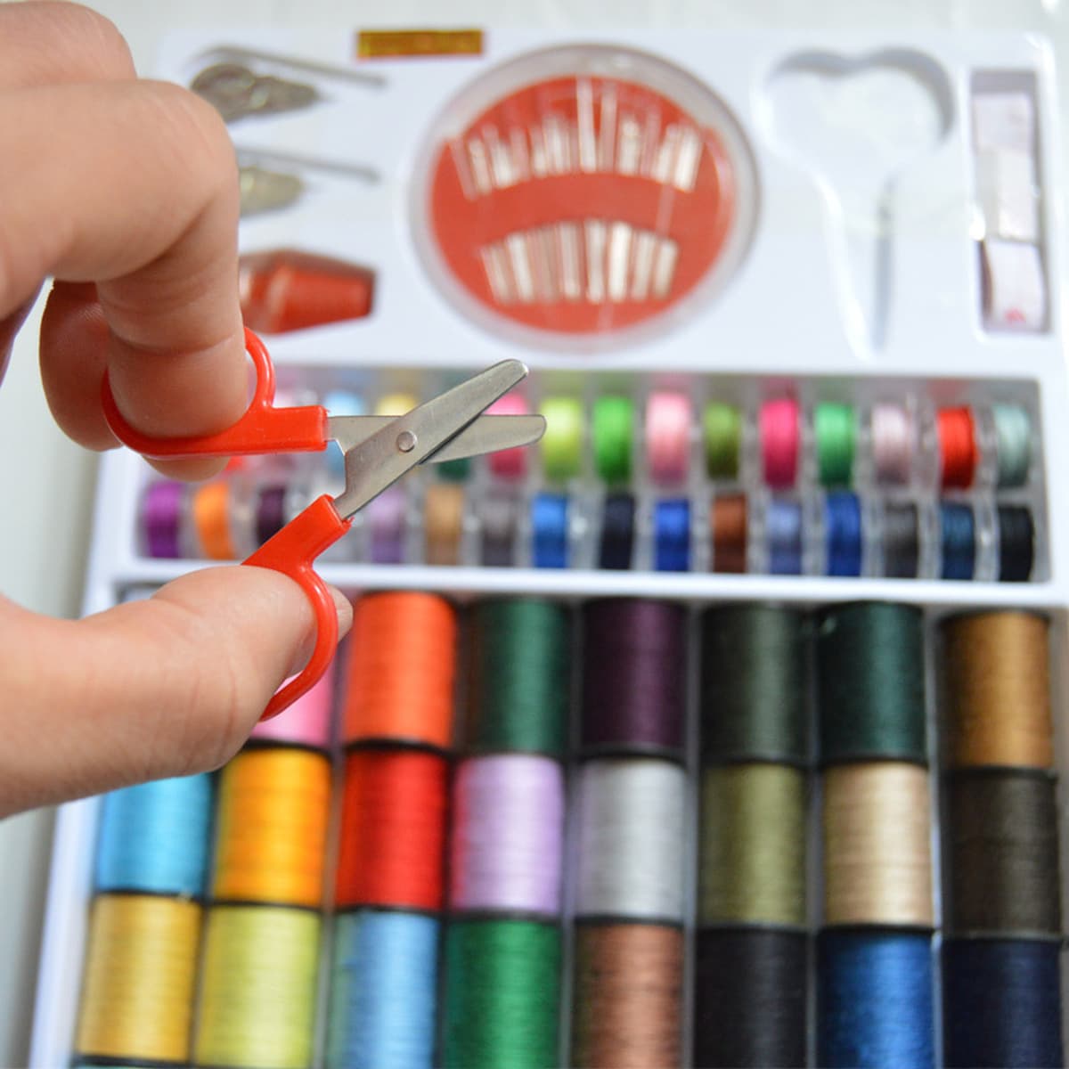 Цветные нитки для швейной машины (64 рулона) Костюм Швейные нитки бытовой многоцветный Костюм швейная коробка Прямая Оптовая...