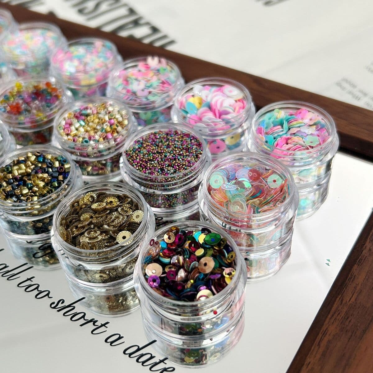 Индивидуальный материал для ногтей из бисера