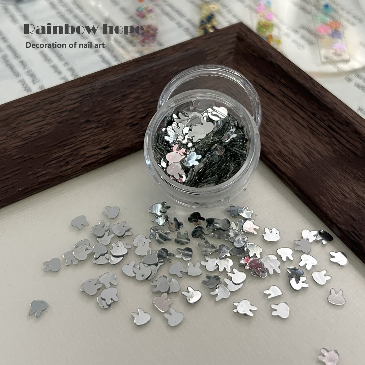 Индивидуальный материал для ногтей из бисера