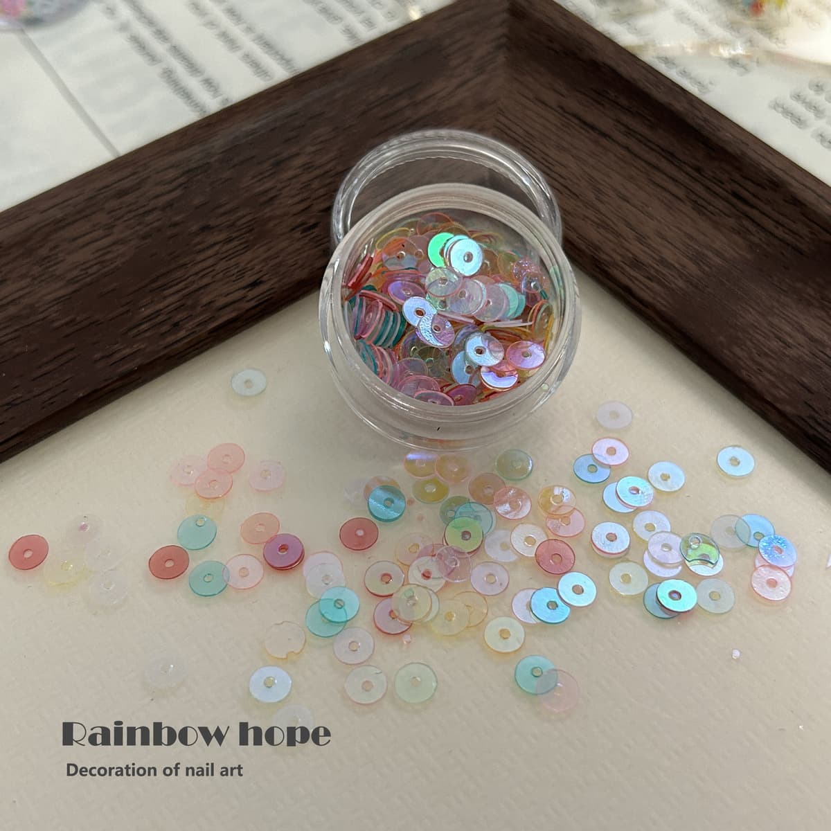 Индивидуальный материал для ногтей из бисера