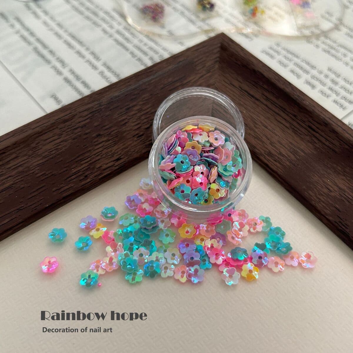 Индивидуальный материал для ногтей из бисера