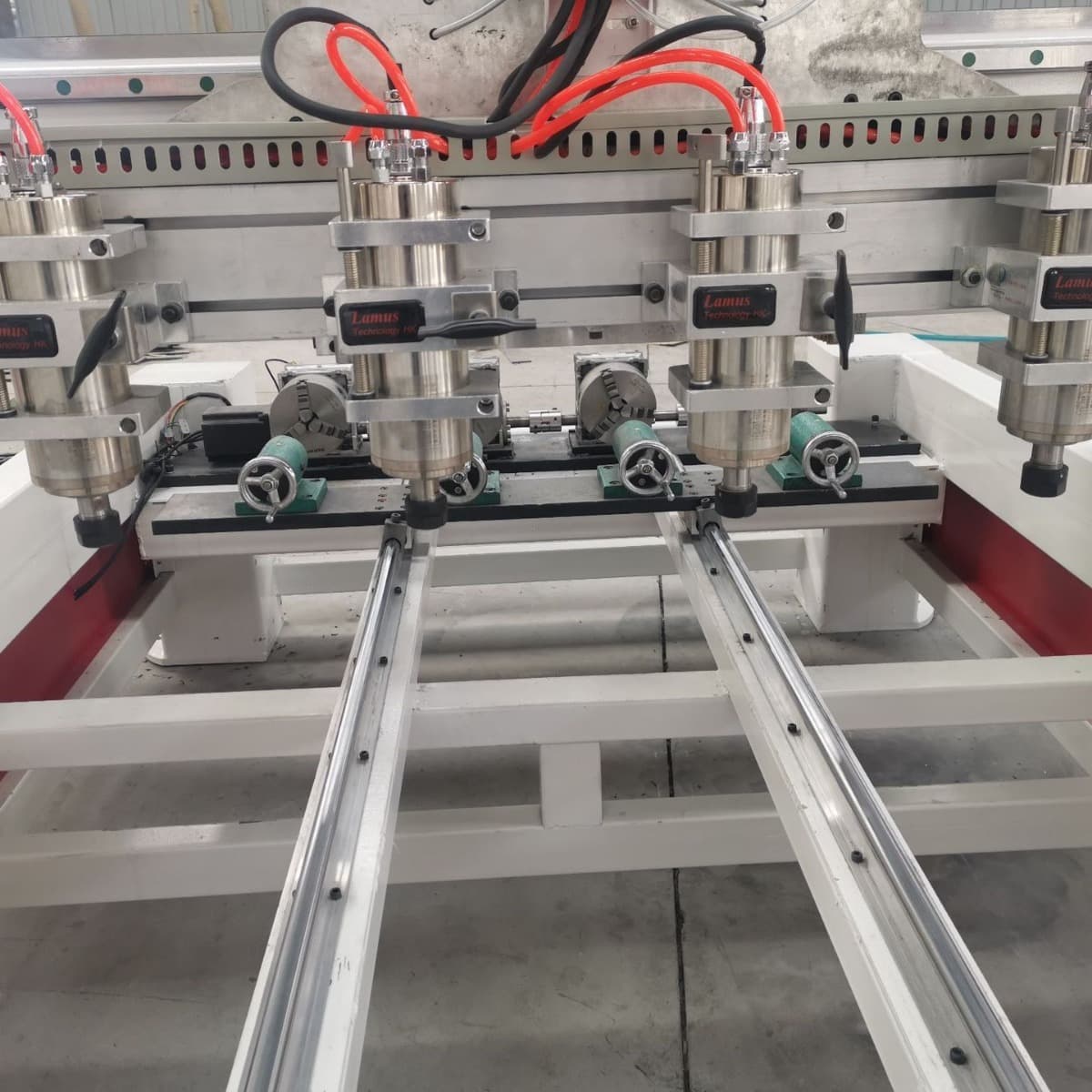 Многофункциональный гравировальный станок Huitai для гравировки на персиковых деревянных мечах, урнах, статуях Будды,...