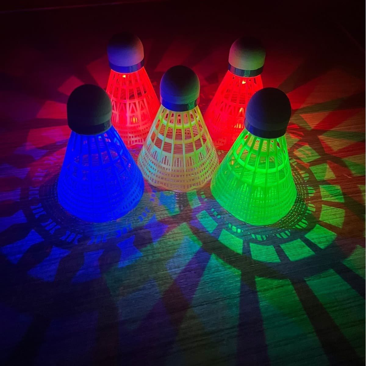 Три поколения светящегося ветра светящегося бадминтон супер устойчив к гниению наружный флуоресцентный шар с лампой...