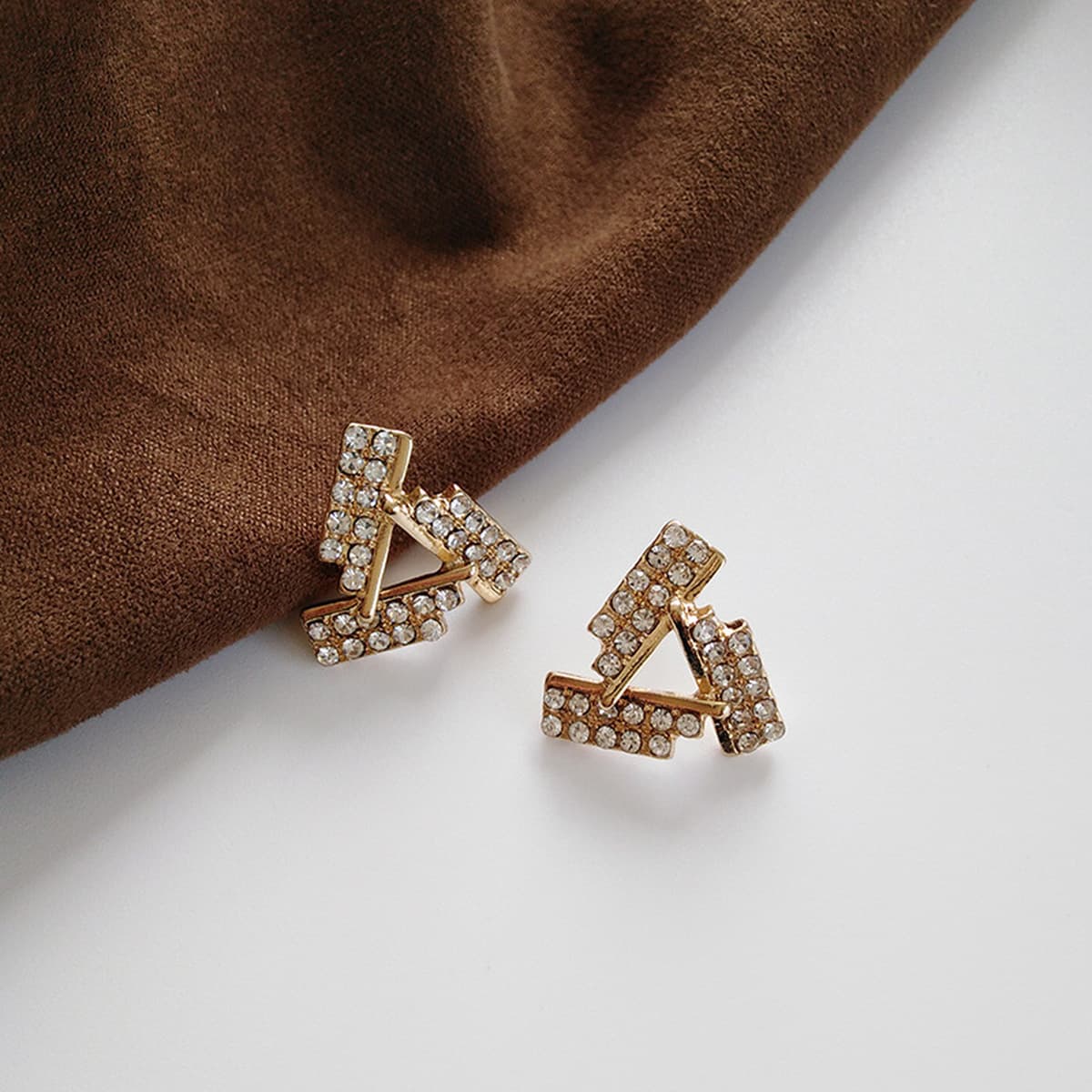 Возвращайте новым и старым клиентам ювелирную коллекцию, модные нишевые серьги, аксессуары для волос, ожерелья для женщин.