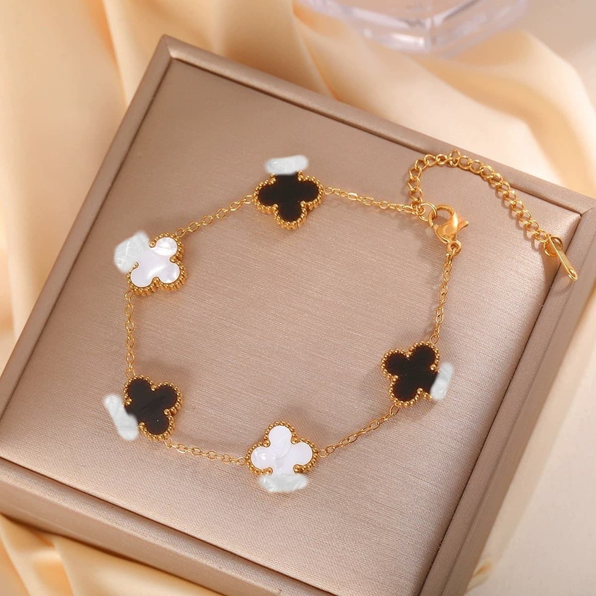 Трансграничный браслет с четырьмя листами клевера, легкая роскошь и высококачественные, популярные женские оптовые ювелирные...