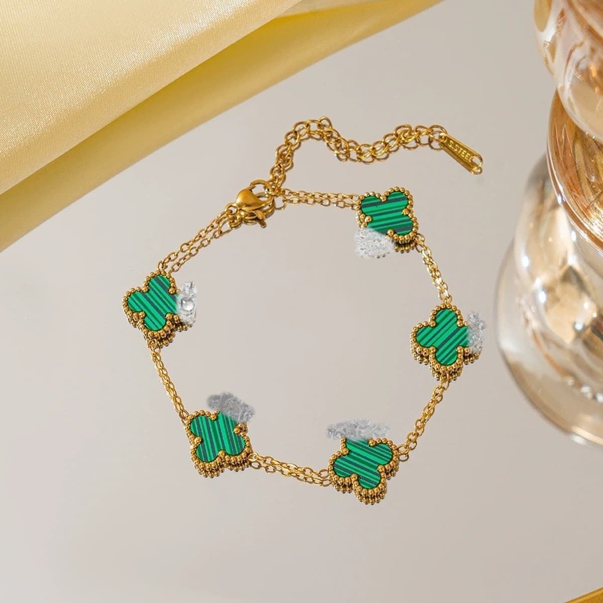 Трансграничный браслет с четырьмя листами клевера, легкая роскошь и высококачественные, популярные женские оптовые ювелирные...