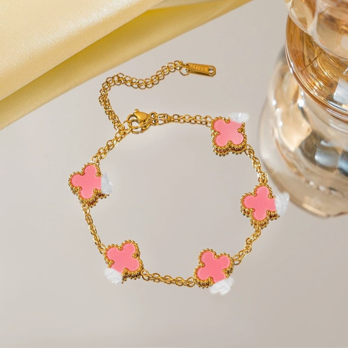 Трансграничный браслет с четырьмя листами клевера, легкая роскошь и высококачественные, популярные женские оптовые ювелирные...