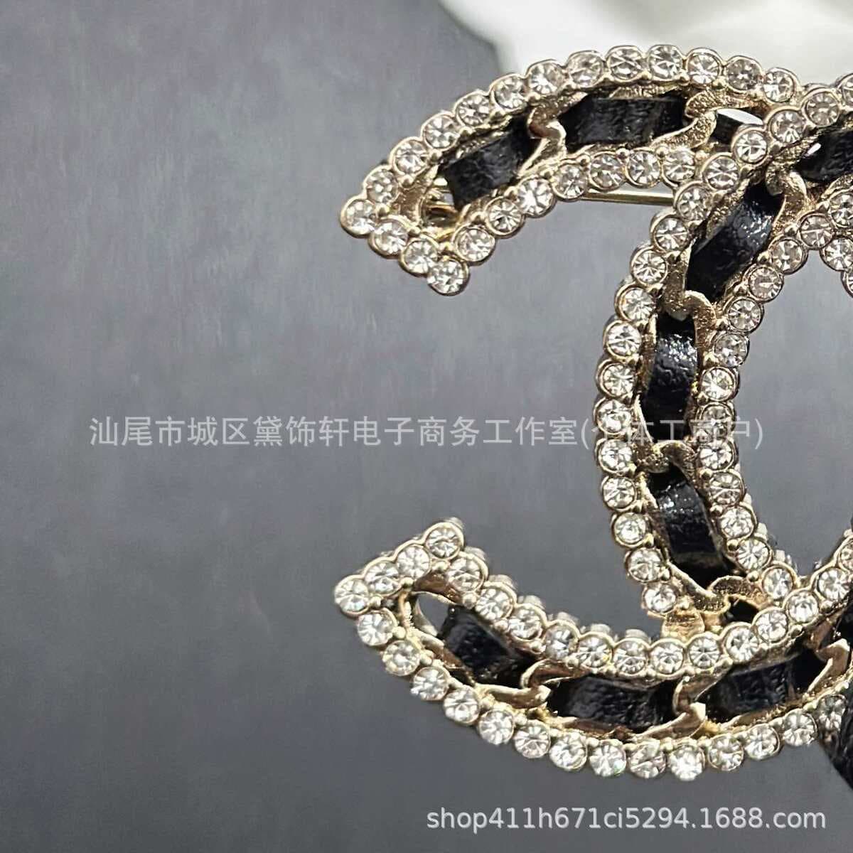 Брошь Chanel Double C с полным алмазным паве, квадратная брошь с бриллиантами и жемчугом, брошь-камелия Chanel, маленькая...