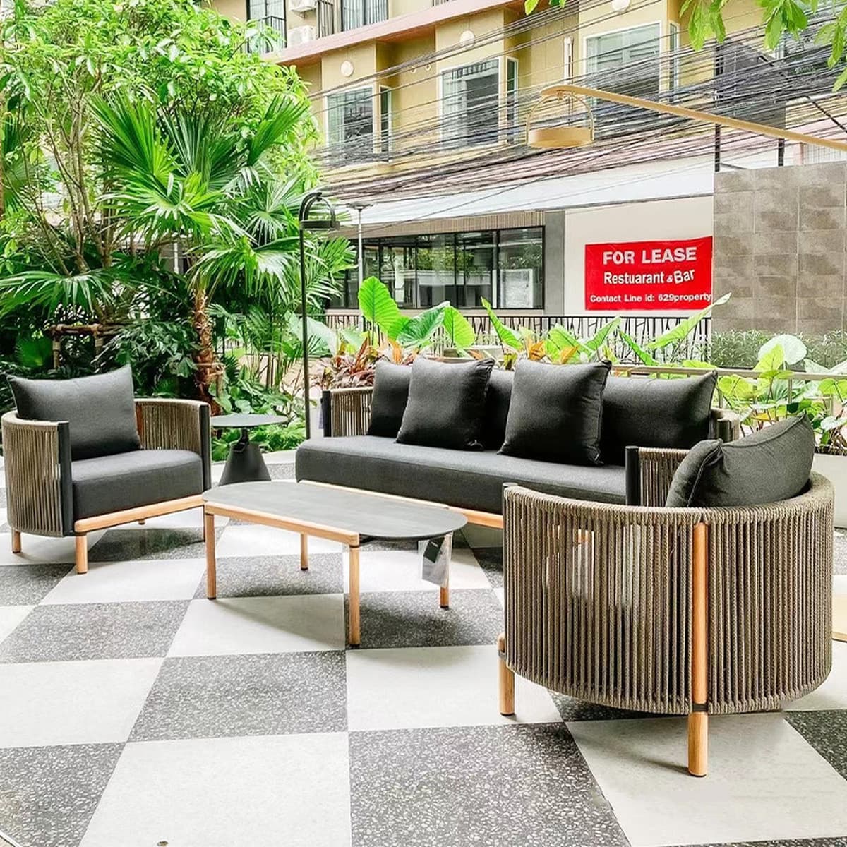 Открытый диван Вилла Повседневная комбинация Диван из ротанга Журнальный столик из цельного дерева Открытый сад Двор...