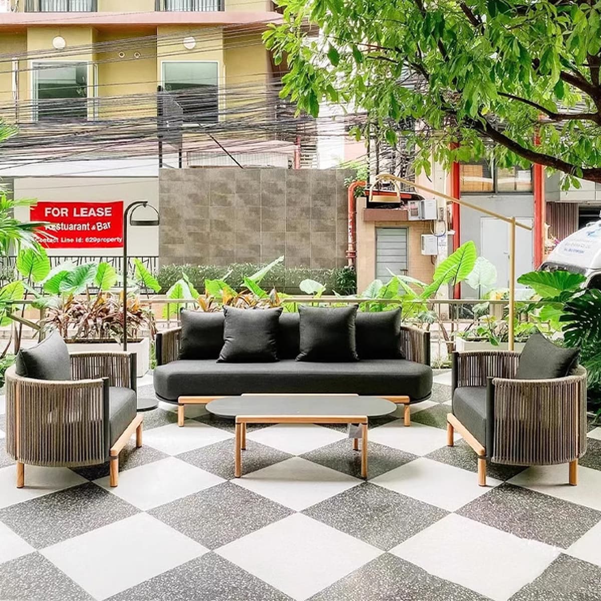 Открытый диван Вилла Повседневная комбинация Диван из ротанга Журнальный столик из цельного дерева Открытый сад Двор...